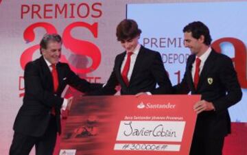 Premios AS 2014. Enrique Garc¨ªa Candelas entreg¨® a Javier Cobi¨¢n la beca Santander para J¨®venes Promesas. Pedro de la Rosa junto a ellos.