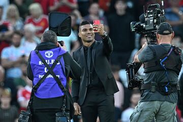 El centrocampista brasile?o fue presentado ante los aficionados del Manchester United antes del encuentro frente al Liverpool.