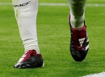 Jude Bellingham, homenaje a Zinedine Zidane con sus botas. Estrena el mismo modelo que llevaba la leyenda francesa en el Real Madrid y la selección de Francia.