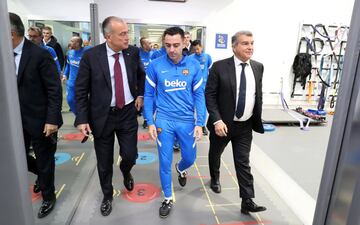 Xavi visita el vestuario con Joan Laporta y Rafael Yuste.