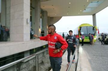 Arturo Vidal saluda a la gente que lo esperaba afuera del hotel de Chile.