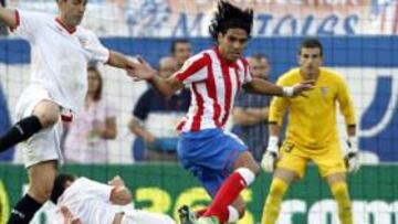 <b>SIN SUERTE. </b>Falcao trata de conectar un remate dentro del área, pero ni Navarro ni Cáceres le dejan llegar al balón. El Tigre no estuvo acertado de cara a gol.