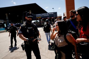 La policía informa a los viajeros que la estación de tren de Atocha ha sido cerrada debido a un corte de energía en Madrid. 