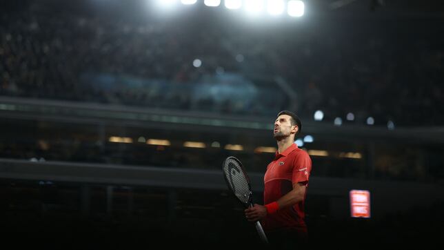 Djokovic cierra ‘con ganas de fiesta’ Roland Garros a las 03:00