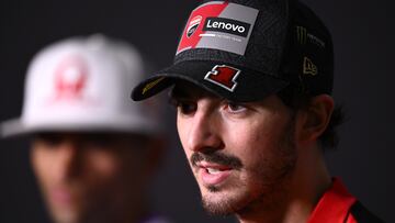 Primer plano de Bagnaia con Martín al fondo.