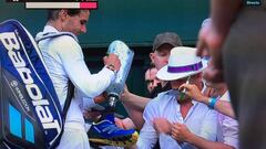 Nadal firmó un autógrafo en la pierna ortopédica de un fan