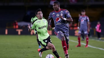 Juan Camilo Angulo ante la marca de Fabián Sambueza en el partido entre América y Deportivo Cali por el Torneo Fox Sports
