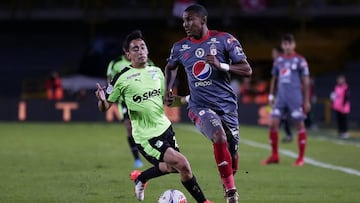 Juan Camilo Angulo ante la marca de Fabi&aacute;n Sambueza en el partido entre Am&eacute;rica y Deportivo Cali por el Torneo Fox Sports