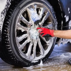 Este cepillo limpiallantas elimina la suciedad sin dañar el coche