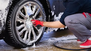 Cepillo limpia llantas de microfibra para las ruedas del coche de la marca Uraqt en Amazon