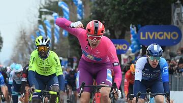 Jonathan Milan celebra su triunfo en la 4ª etapa de Tirreno-Adriático.