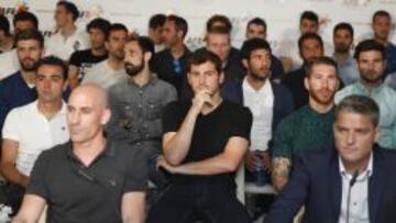 SÓLO FALTÓ UNO: EL ATHLETIC. Escoltando a Luis Rubiales estuvieron la mayoría de los capitanes de Primera: Casillas, Xavi, Gabi, Parejo, Trashorras, Pedro León, Vela, Camacho, Piti.... Sólo faltaron dos clubes: el Sevilla, que jugaba ayer contra la Fiorentina, y el Athletic, no se sabe por qué.