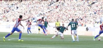 Carrasco marca el 1-0.