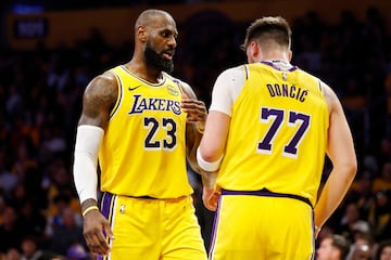 LeBron James y Luka Doncic durante el duelo entre Los Angeles Lakers y los Utah Jazz.