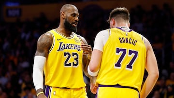 LeBron James y Luka Doncic durante el duelo entre Los Angeles Lakers y los Utah Jazz.