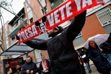 Seguidores rayistas protestan contra Presa, al que consideran responsable del mal estado del estadio.