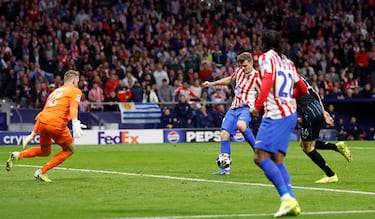 Lookman tiró una gran pared con Griezmann entrando al área y, totalmente generoso, se la cede a Sorloth desde la izquierda para que ejecute. ¡Segundo doblete consecutivo del noruego!