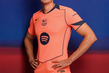 Un llamativo color mango brillante domina en la camiseta –también en los pantalones y las medias– acompañado de varios detalles en azul marino en forma de franjas en el cuello y en la espalda y de filetes que dibujan una forma geométrica en la parte frontal, con el logotipo de Spotify en el centro.