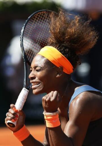 Serena Williams celebra su victoria sobre la rusa Svetlana Kuznetsova en la final de su partido de cuartos de final de tenis Abierto de Francia en el estadio Roland Garros