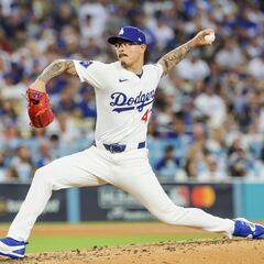 Is there a three-batter minimum for pitchers in the MLB World Series?