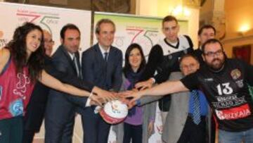 Las autoridades en la puesta de largo de los actos, con Monge