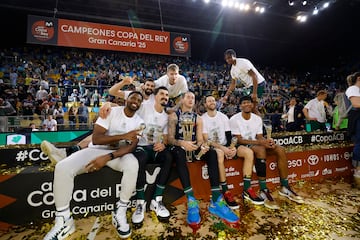 Los jugadores celebran el tercer ttulo que consigue el club malague?o.