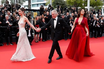 Catherine Zeta-Jones, Michael Douglas y Carys Zeta Douglas posando para los fotógrafos a su llegada a la ceremonia de apertura del 76º festival internacional de cine de Cannes.