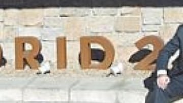 <b>DESTINO OLÍMPICO. </b>Feliciano Mayoral, presidente-consejero delegado, en la entrada de la sede que la candidatura para 2012 tiene en las inmediaciones de Madrid.