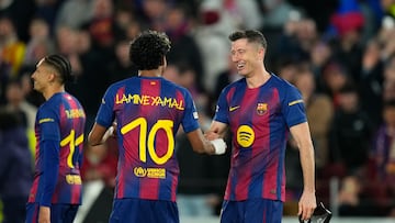 Lamine y Lewandowski, con Raphinha de fondo en el partido ante el Newcastle.