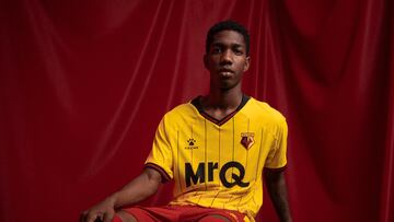 Yaser Asprilla presenta la nueva camiseta de Watford.