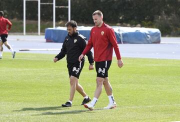 Rodrigo Ely durante un entrenamiento con el Almería.