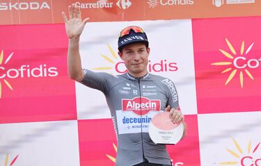 El ciclista belga, Jasper Philipsen, en el podio durante la octava etapa de la Vuelta España 2025.