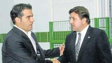 <b>APOYADO. </b>Luis García saluda a Sepulcre, el domingo, tras la derrota ante el Lorca.