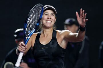 Garbiñe Muguruza se lució Guadalajara (México) para levantar por primera vez para el tenis femenino español el título de las WTA Finals. Ganó a Anett Kontaveit: 6-3 y 7-5 en 1h:38.