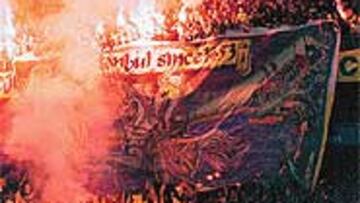 <b>CONFLICTIVA</B>. La afición otomana provocó serios incidentes en el Turquía-Macedonia del miércoles.