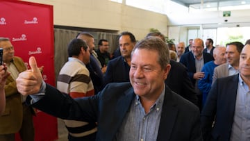 El presidente de la Junta de Comunidades de Castilla-La Mancha y candidato a la reelecci¨®n por el PSOE, Emiliano Garc¨ªa-Page, a su llegada al acto de cierre de campa?a del partido, en el recinto ferial La H¨ªpica, a 26 de mayo de 2023, en Cuenca, Castilla-La Mancha (Espa?a). El acto se celebra de cara a las pr¨®ximas elecciones municipales y auton¨®micas del 28 de mayo. Hoy es el ¨²ltimo d¨ªa de campa?a electoral, y ma?ana, 27 de mayo, tiene lugar la Jornada de Reflexi¨®n, d¨ªa en el que la ley proh¨ªbe difundir propaganda electoral o realizar actos de campa?a.
26 MAYO 2023;PSOE;PSOE-CLM;ELECCIONES;COMICIOS;28M;28 DE MAYO;CAMPA?A;CAMPA?A ELECTORAL
Lola Pineda / Europa Press
26/05/2023