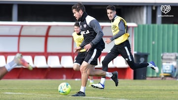 Pozo, en un entrenamiento junto a &Oacute;scar Valent&iacute;n.