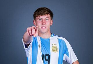 Santino Andino deshoja la margarita