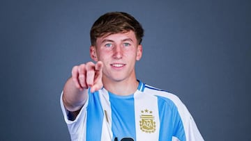 Santino Andino deshoja la margarita