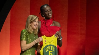 La jugadora española Awa Fam Thiam (d) posa junto a la comisionada de la Asociación Nacional de Baloncesto Femenino (WNBA), Cathy Engelbert, tras ser seleccionada en el tercer lugar por las Seattle Storm en el draft de la WNBA este lunes, en Nueva York (Estados Unidos).