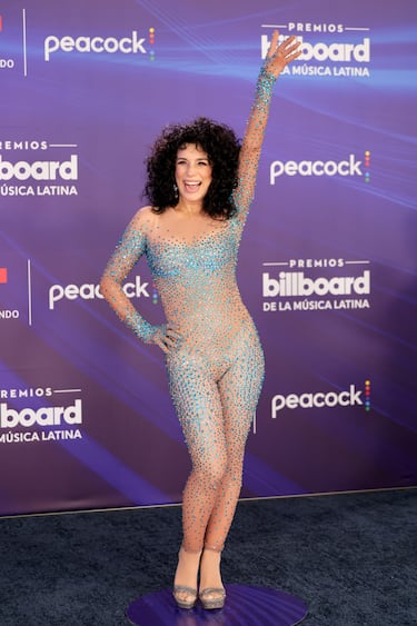 Karina posa en la alfombra roja de los Premios Billboard de la Música Latina 2025.