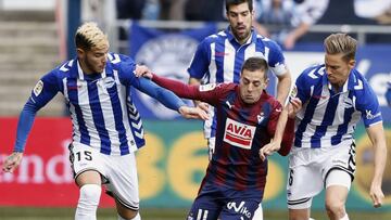 ***CORRIGE CIUDAD***GRA056. EIBAR (GUIPÚZCOA), 11/12/2016.- El centrocampista del Eibar Rubén Peña (c), intenta controlar el balón ante los jugadores del Alavés, el defensa francés Theo Hernández (i), y el centrocampista Marcos Llorente (d), durante el partido de la jornada 15 de la Liga Santander de Primera División que ambos equipos disputan este mediodía en el estadio de Ipurúa de Eibar. EFE/Juan Herrero