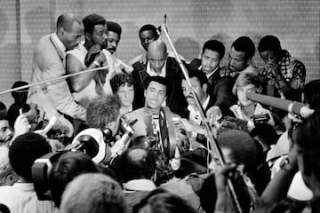 Muhammad Ali (centro) durante la conferencia de prensa despus de ganar el campeonato mundial de peso pesado en Kinshasa. 