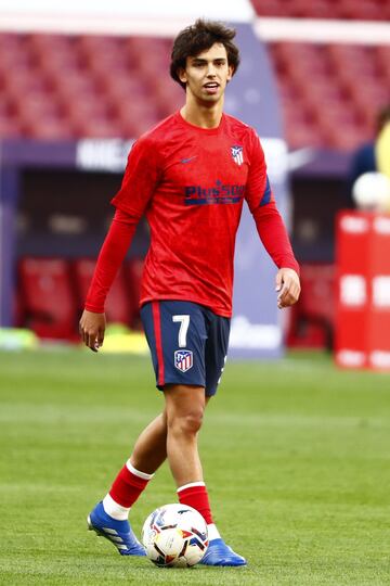 Joao Félix en el calentamiento antes del enfrentamiento ante el Villarreal de Unai Emery.