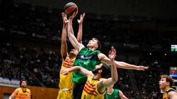 Da Silva, Brodziansky y Rubio luchan por el rebote en el Joventut-Barcelona.