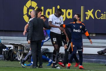 04/04/21 PARTIDO PRIMERA DIVISION  CADIZ - VALENCIA  BRONCA TANGANA CALA Y DIAKHABY  ABANDONO DEL CAMPO DEL VALENCIA POR PRESUNTOS INSULTOS RACISTAS DESDE EL MINUTO 29