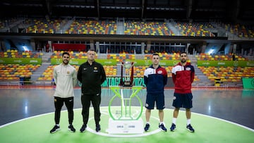 Capitanes y entrenadores de Barça y ElPozo posan con el trofeo de Copa.