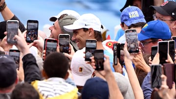 Rafa Nadal sonr¨ªe entre una multitud de aficionados que toman fotos y v¨ªdeos con sus m¨®viles despu¨¦s de uno de los entrenamientos del tenista espa?ol en Brisbane.