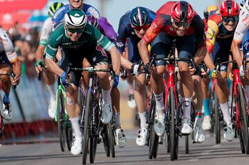 Kaden Groves, con el maillot verde, bate a Filippo Ganna en el esprint de la quinta etapa de La Vuelta, disputada entre Morella y Burriana.