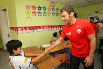 Los niños del Colegio "Con todo el Corazón" recibieron a la ministra y diversos deportistas, entre los que destacó Tomás González.